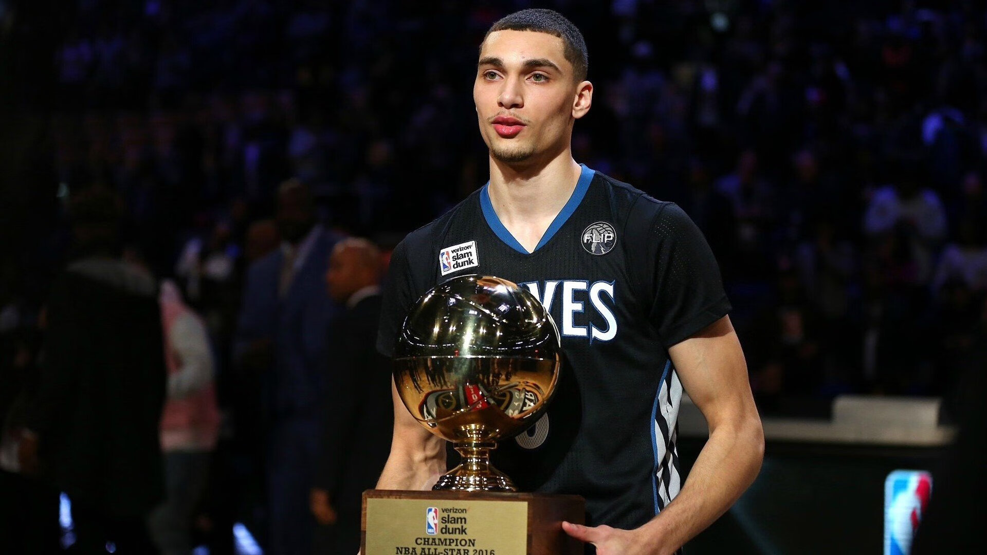 开云APP-F1街道赛之夜,欧文关键回合不手软,当钢铁心脏在霓虹赛道搏动